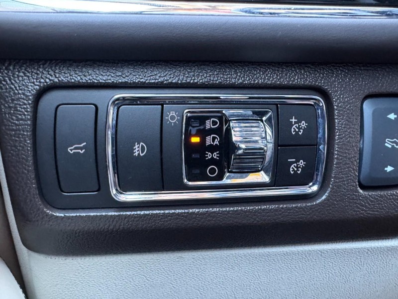 Lincoln Navigator L Vehicle Full-screen Gallery Image 22