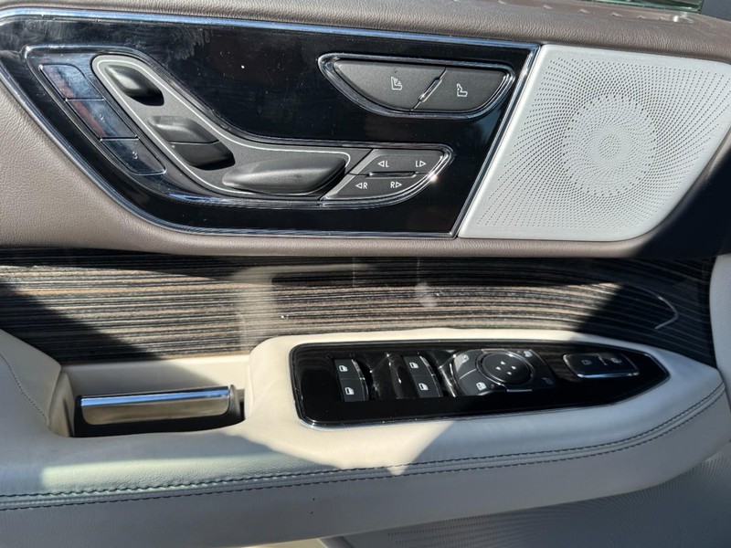 Lincoln Navigator L Vehicle Full-screen Gallery Image 25