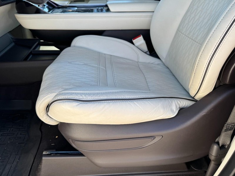 Lincoln Navigator L Vehicle Full-screen Gallery Image 26