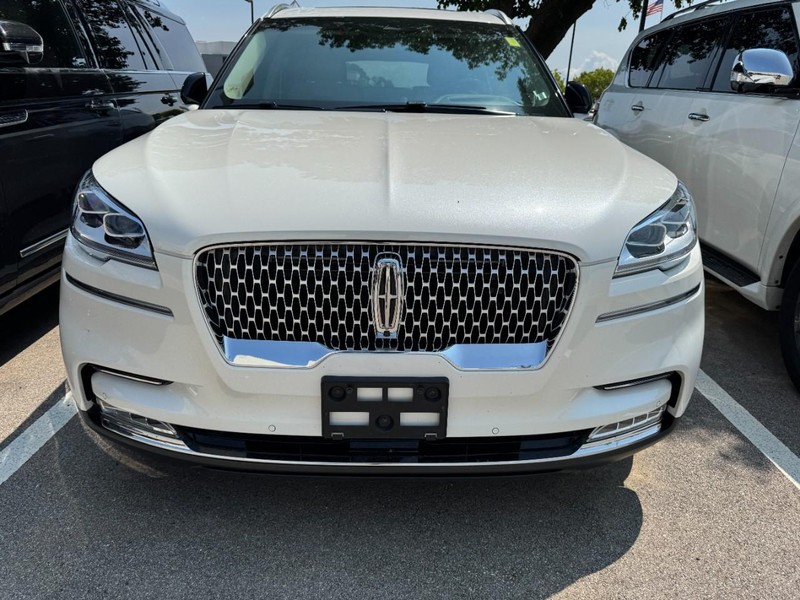 Lincoln Aviator Vehicle Full-screen Gallery Image 02