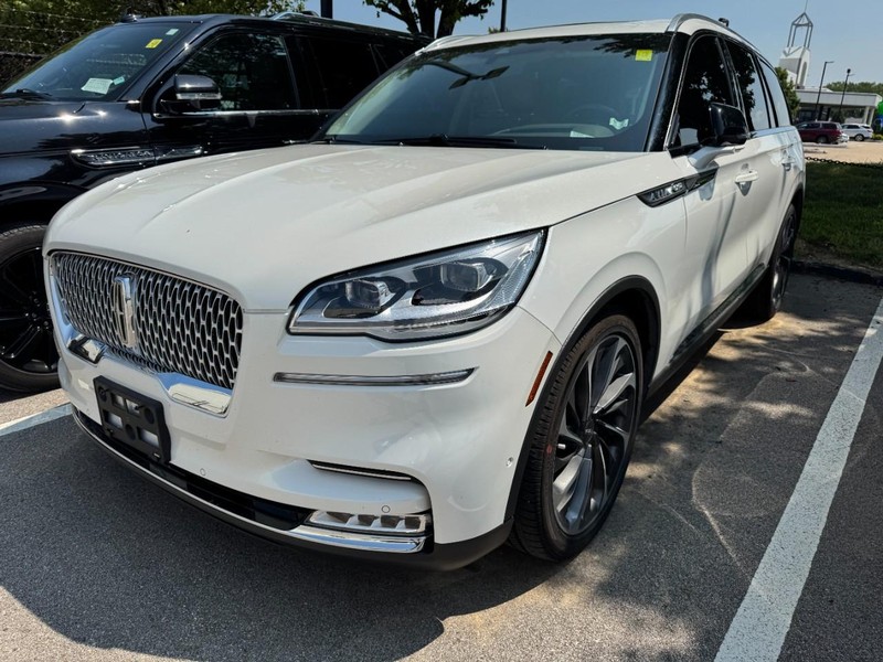Lincoln Aviator Vehicle Full-screen Gallery Image 03