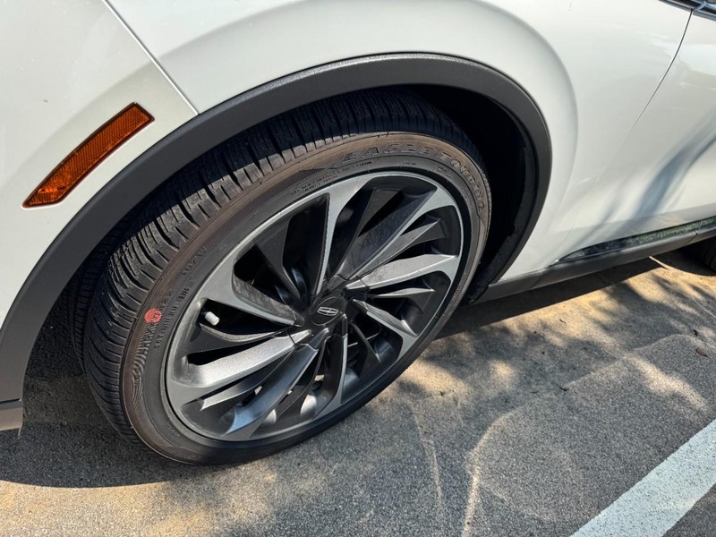 Lincoln Aviator Vehicle Full-screen Gallery Image 04