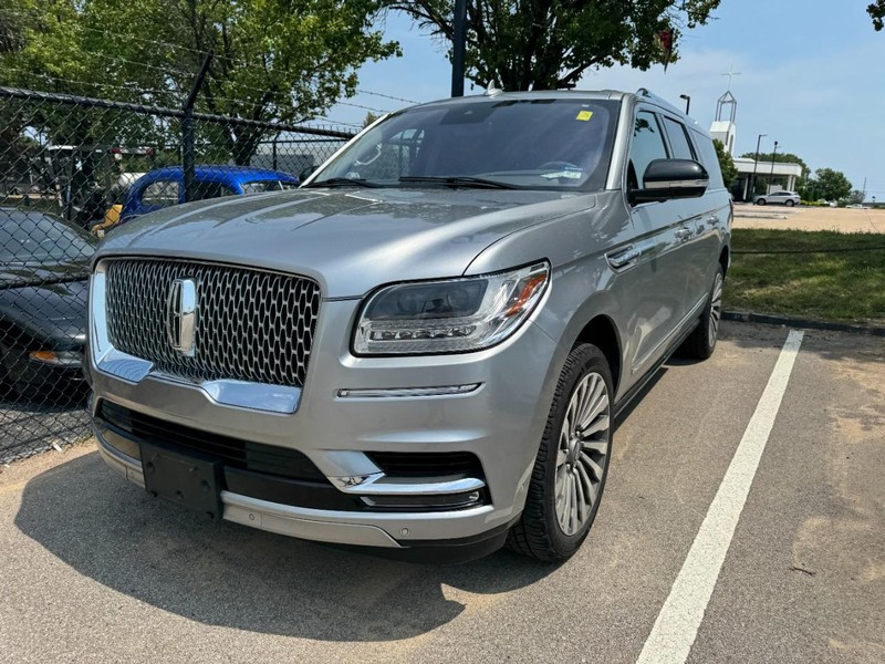 Lincoln Navigator L Vehicle Full-screen Gallery Image 02