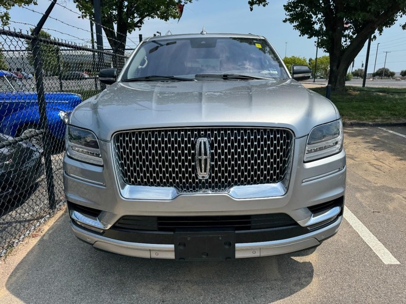 Lincoln Navigator L Vehicle Full-screen Gallery Image 03