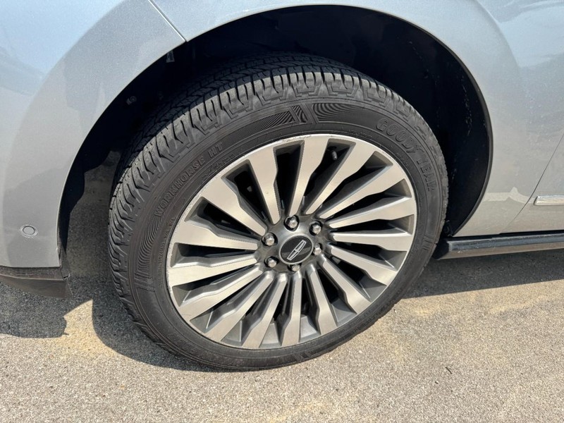Lincoln Navigator L Vehicle Full-screen Gallery Image 04