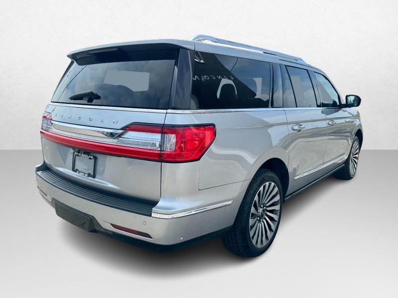Lincoln Navigator L Vehicle Full-screen Gallery Image 05