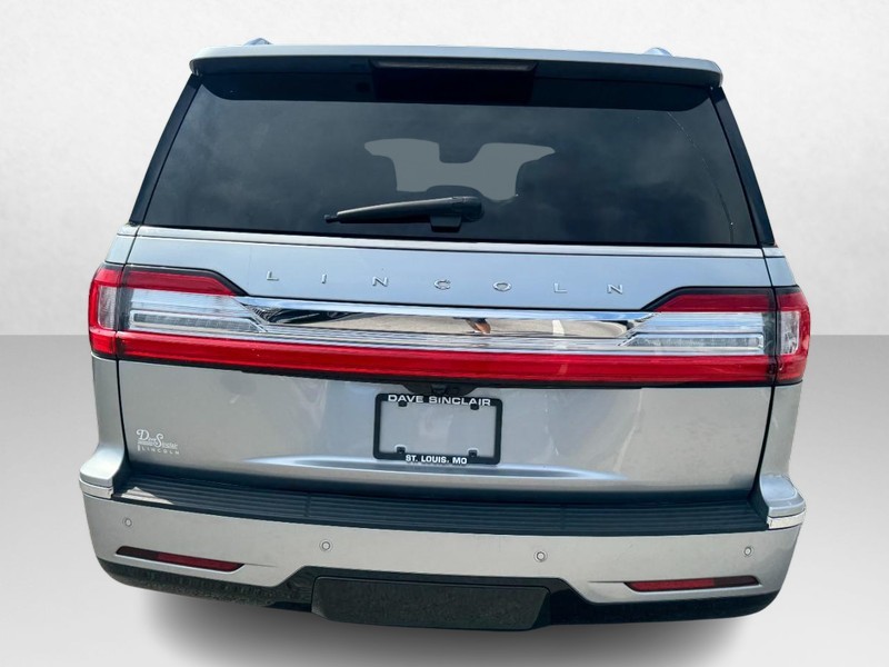 Lincoln Navigator L Vehicle Full-screen Gallery Image 06