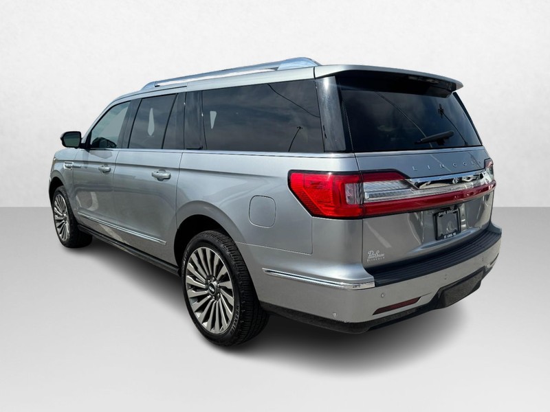 Lincoln Navigator L Vehicle Full-screen Gallery Image 07