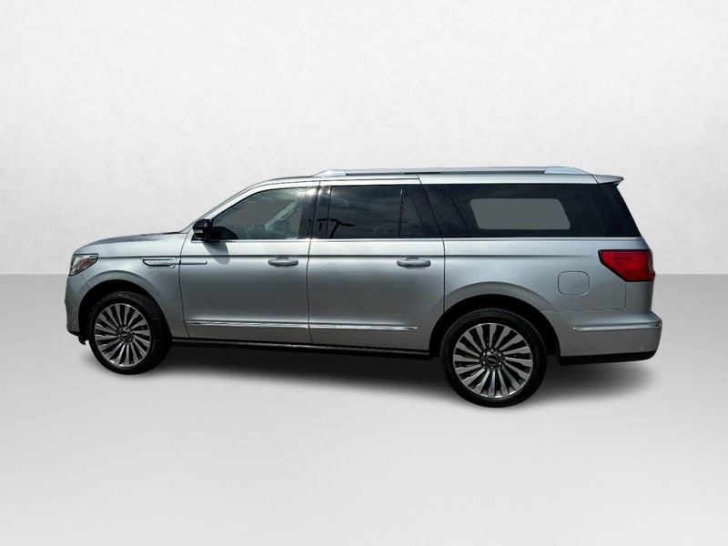 Lincoln Navigator L Vehicle Full-screen Gallery Image 08