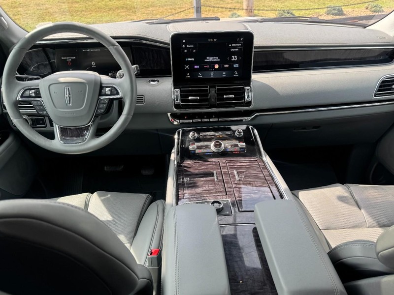 Lincoln Navigator L Vehicle Full-screen Gallery Image 09
