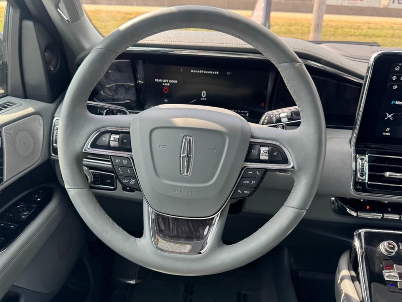 Lincoln Navigator L Vehicle Full-screen Gallery Image 10