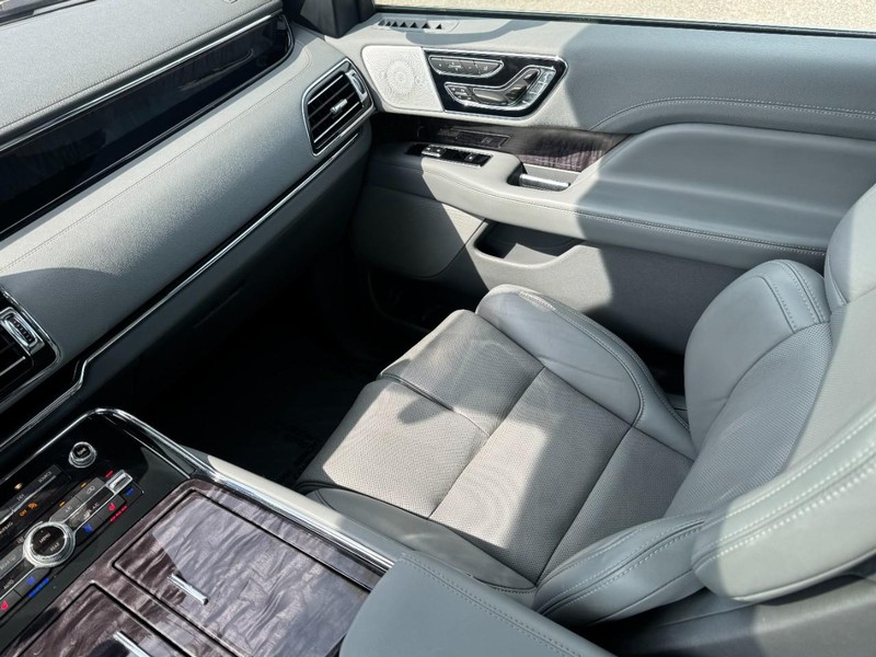 Lincoln Navigator L Vehicle Full-screen Gallery Image 11