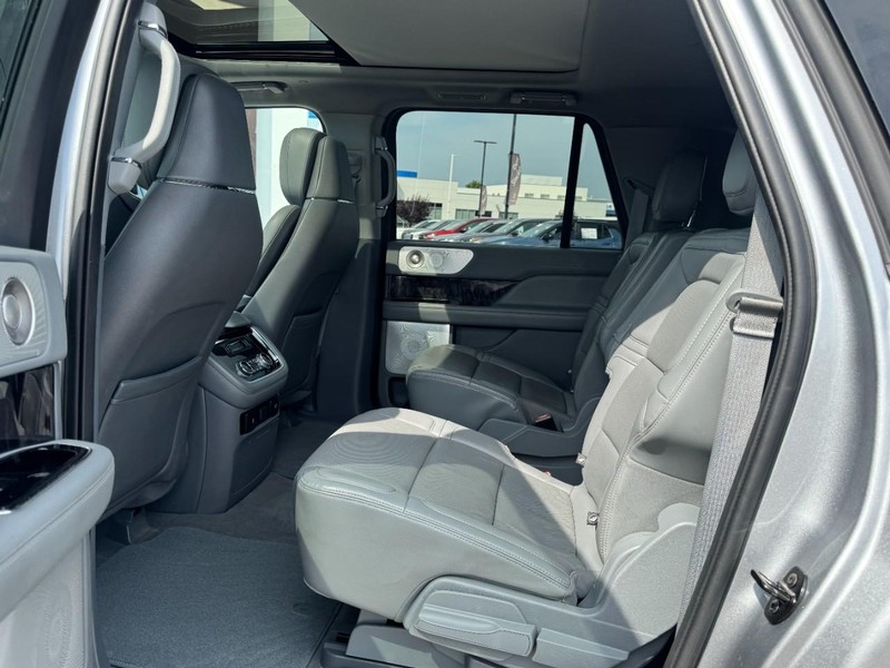 Lincoln Navigator L Vehicle Full-screen Gallery Image 12