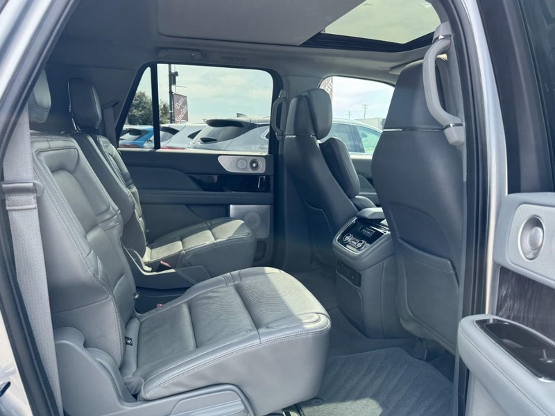 Lincoln Navigator L Vehicle Full-screen Gallery Image 13