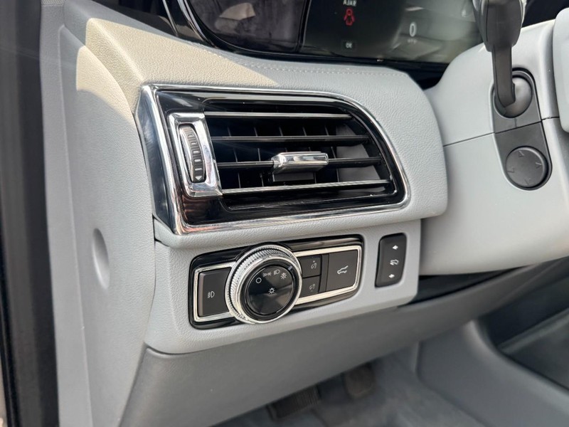 Lincoln Navigator L Vehicle Full-screen Gallery Image 14