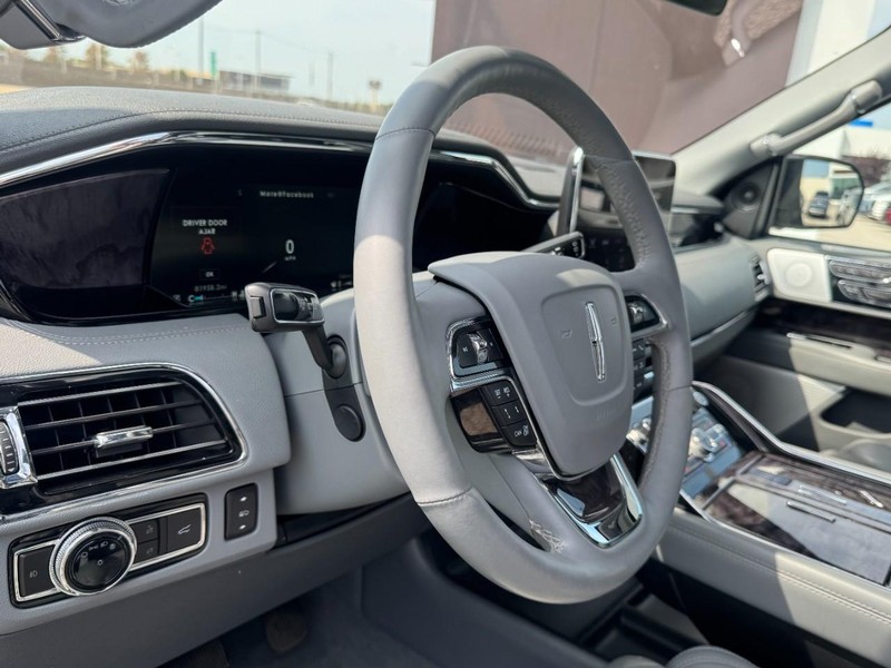Lincoln Navigator L Vehicle Full-screen Gallery Image 15
