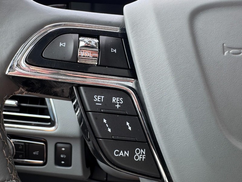 Lincoln Navigator L Vehicle Full-screen Gallery Image 18