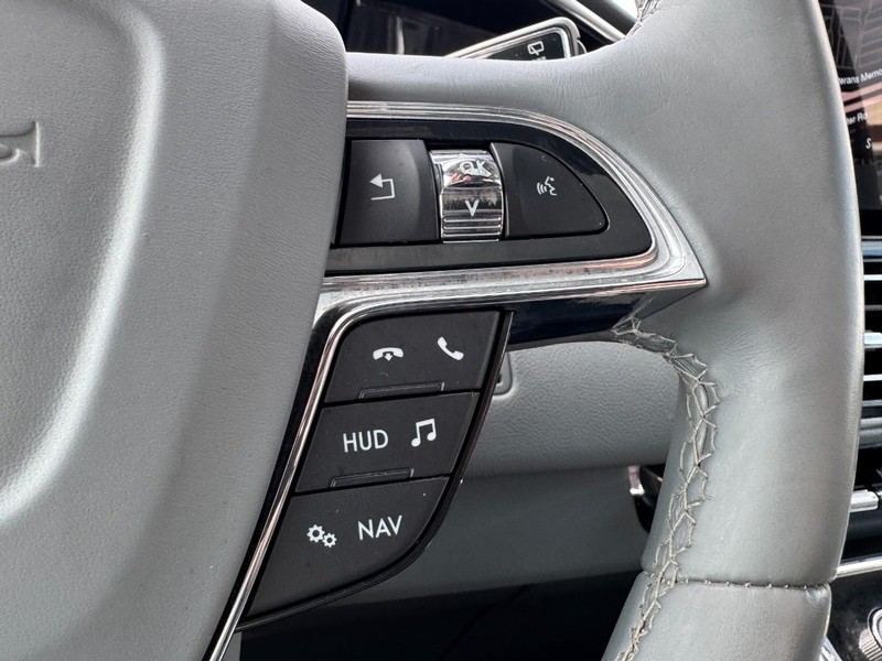 Lincoln Navigator L Vehicle Full-screen Gallery Image 19