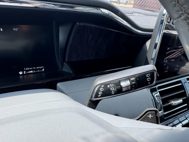 Lincoln Navigator L Vehicle Full-screen Gallery Image 21