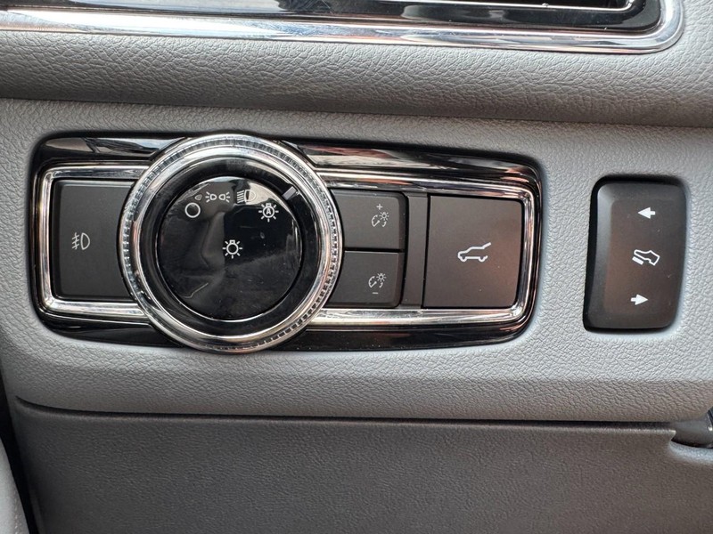 Lincoln Navigator L Vehicle Full-screen Gallery Image 22
