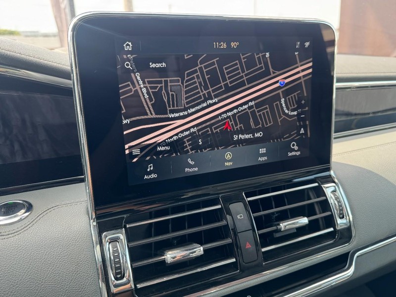 Lincoln Navigator L Vehicle Full-screen Gallery Image 23