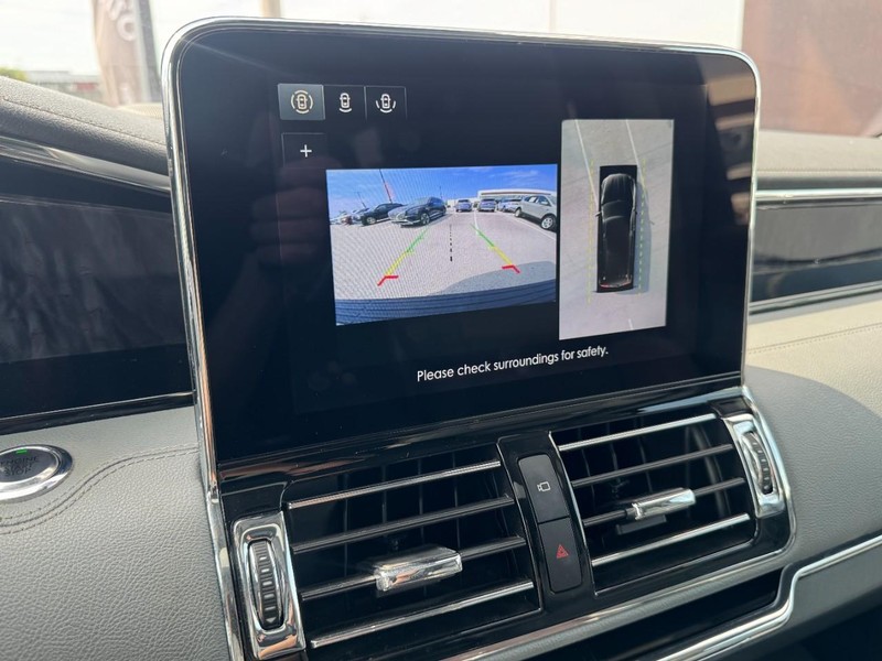 Lincoln Navigator L Vehicle Full-screen Gallery Image 24