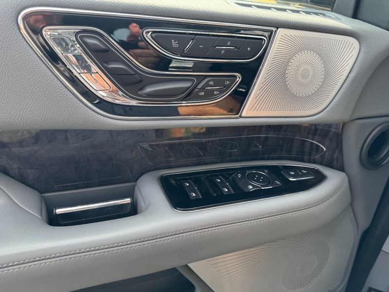 Lincoln Navigator L Vehicle Full-screen Gallery Image 25