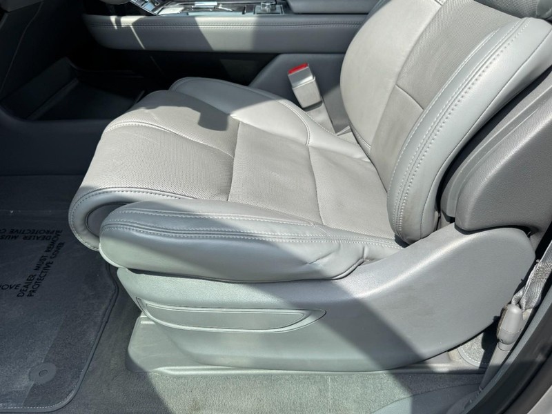 Lincoln Navigator L Vehicle Full-screen Gallery Image 26