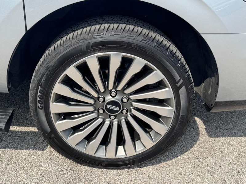 Lincoln Navigator L Vehicle Full-screen Gallery Image 27