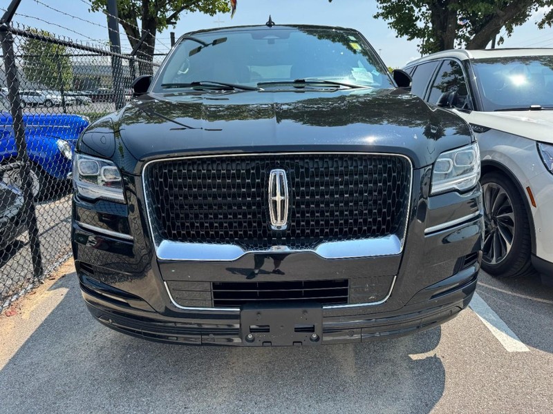 Lincoln Navigator L Vehicle Full-screen Gallery Image 02