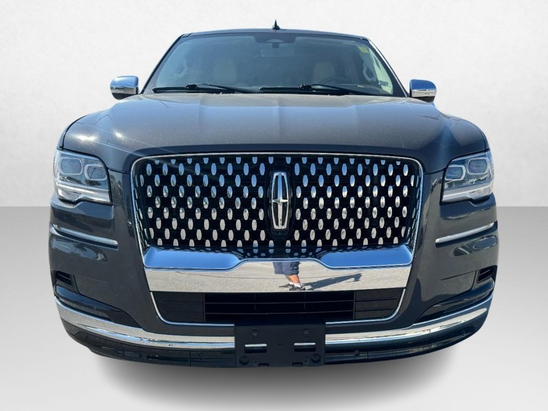 Lincoln Navigator Vehicle Full-screen Gallery Image 02