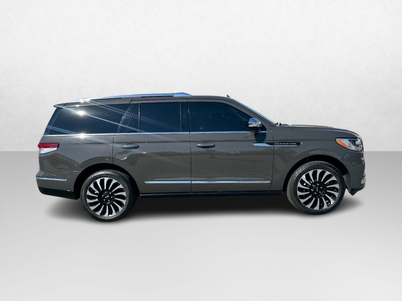 Lincoln Navigator Vehicle Full-screen Gallery Image 04