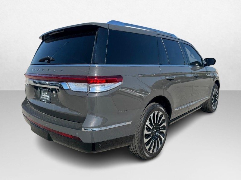Lincoln Navigator Vehicle Full-screen Gallery Image 05