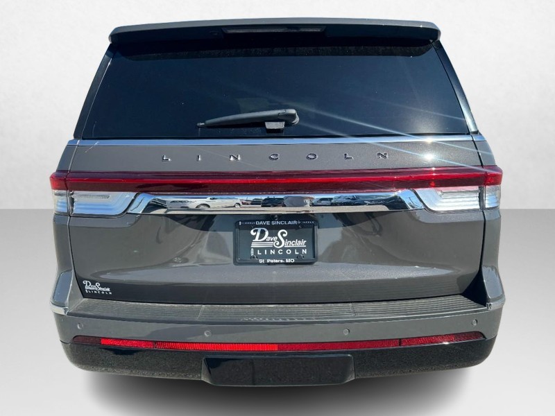Lincoln Navigator Vehicle Full-screen Gallery Image 06
