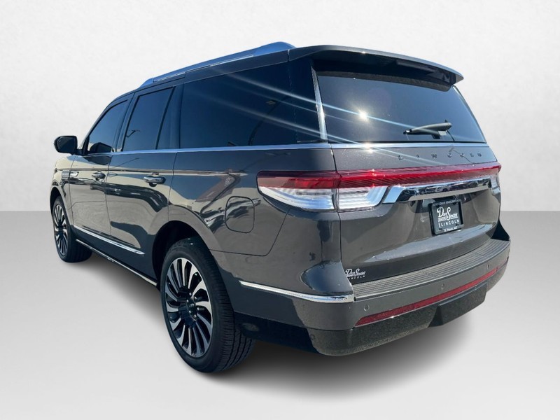 Lincoln Navigator Vehicle Full-screen Gallery Image 07