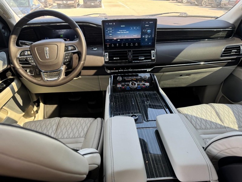 Lincoln Navigator Vehicle Full-screen Gallery Image 09