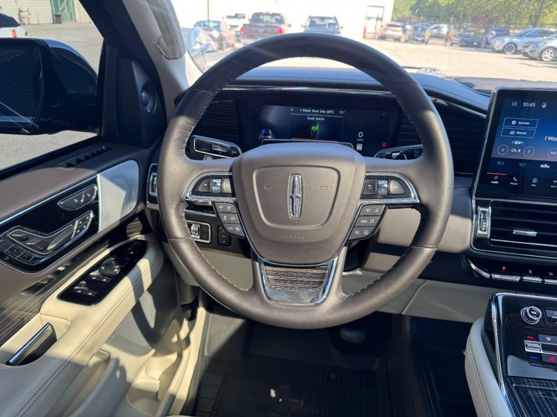 Lincoln Navigator Vehicle Full-screen Gallery Image 10