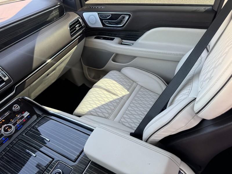 Lincoln Navigator Vehicle Full-screen Gallery Image 11