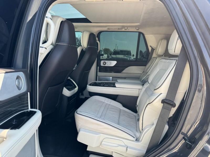 Lincoln Navigator Vehicle Full-screen Gallery Image 12