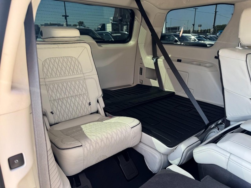 Lincoln Navigator Vehicle Full-screen Gallery Image 13