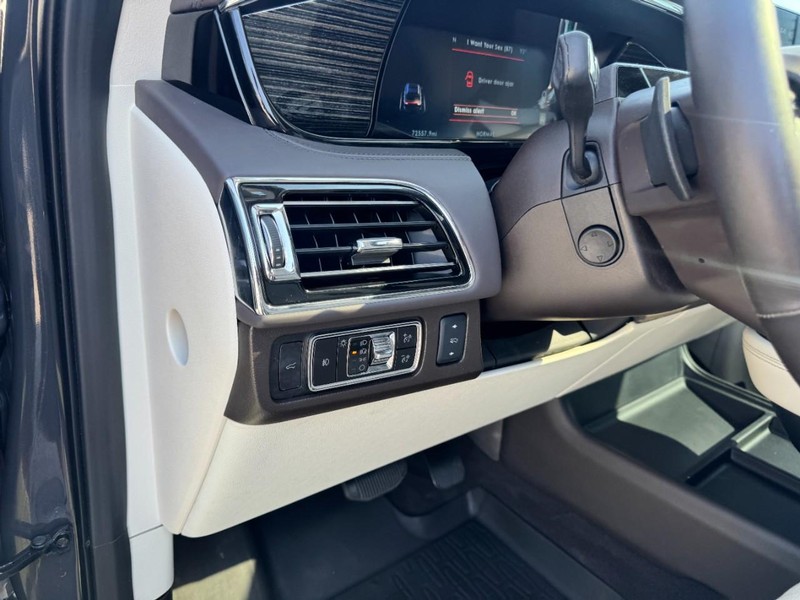 Lincoln Navigator Vehicle Full-screen Gallery Image 14