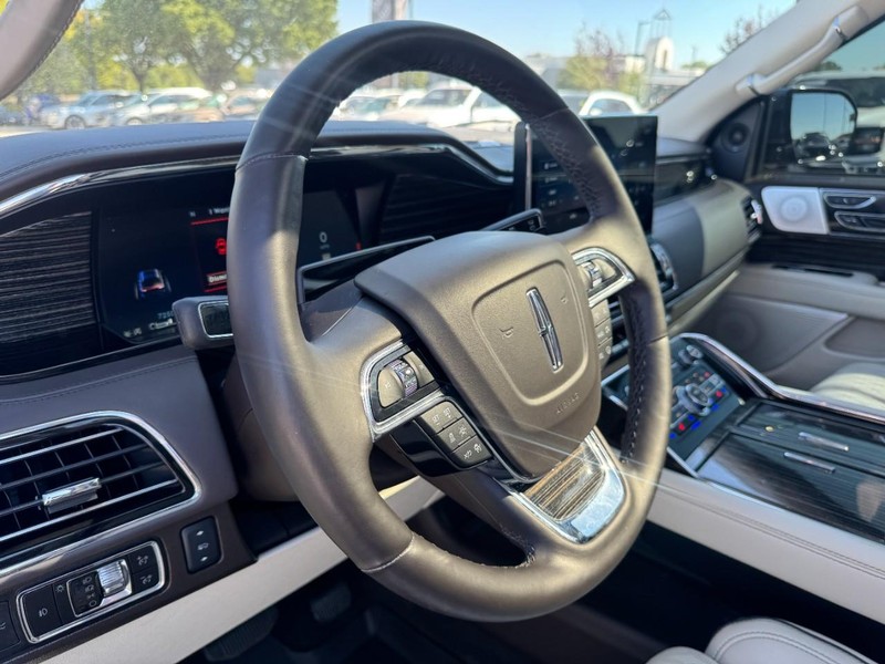 Lincoln Navigator Vehicle Full-screen Gallery Image 15