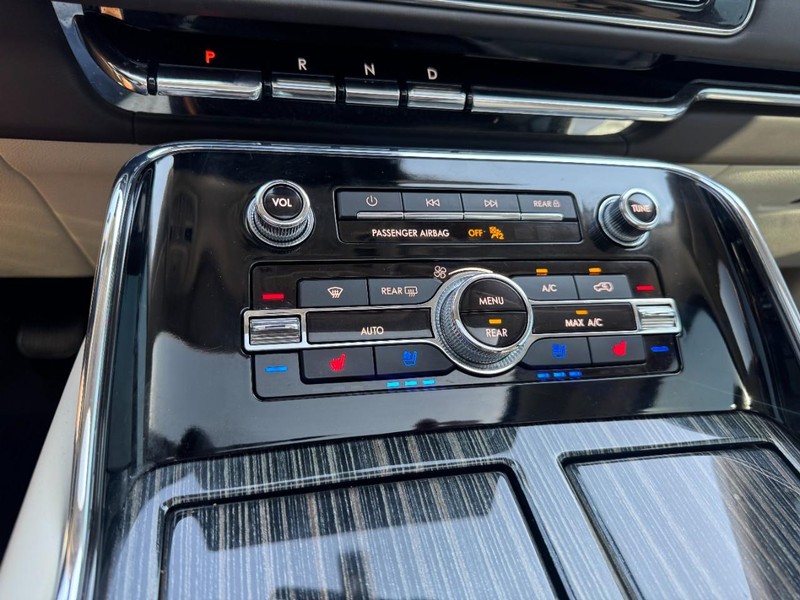 Lincoln Navigator Vehicle Full-screen Gallery Image 17