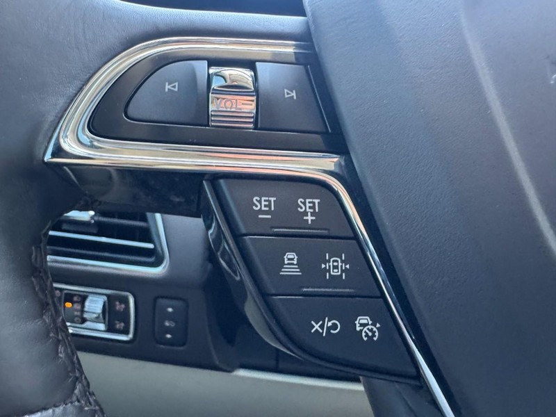 Lincoln Navigator Vehicle Full-screen Gallery Image 18