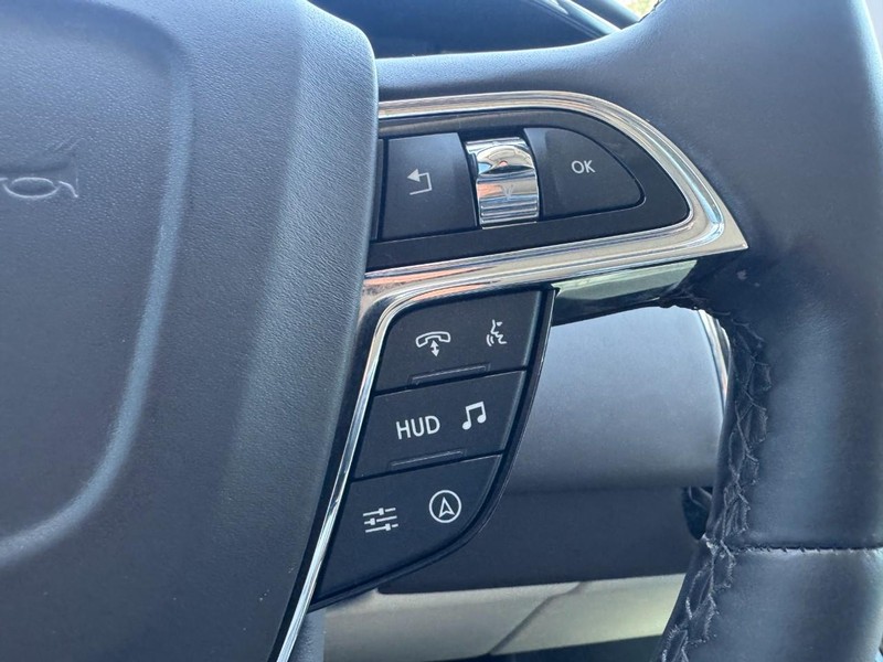 Lincoln Navigator Vehicle Full-screen Gallery Image 19