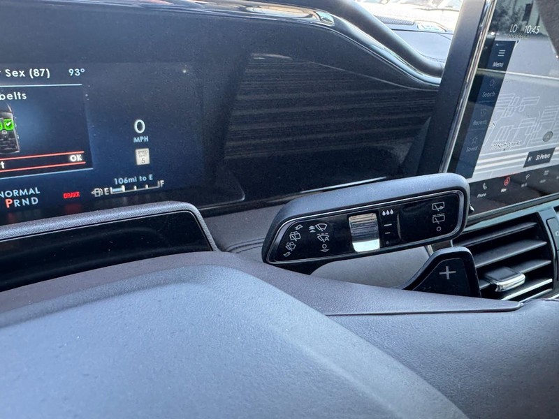 Lincoln Navigator Vehicle Full-screen Gallery Image 21