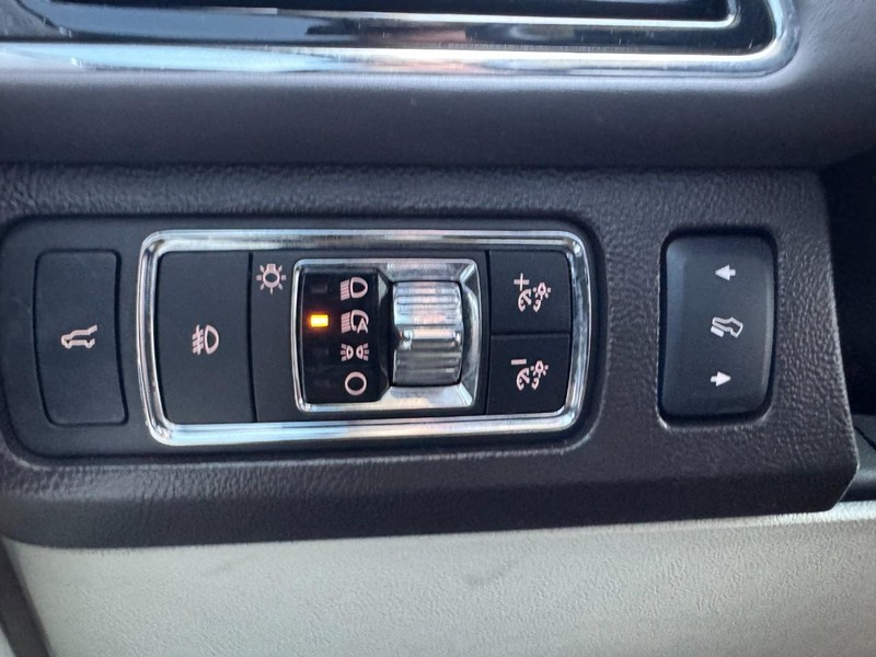 Lincoln Navigator Vehicle Full-screen Gallery Image 22