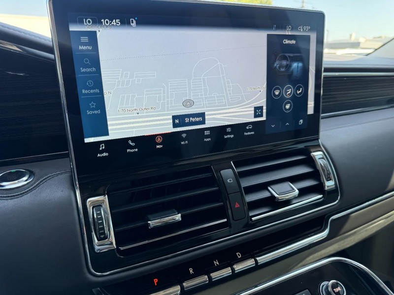 Lincoln Navigator Vehicle Full-screen Gallery Image 23