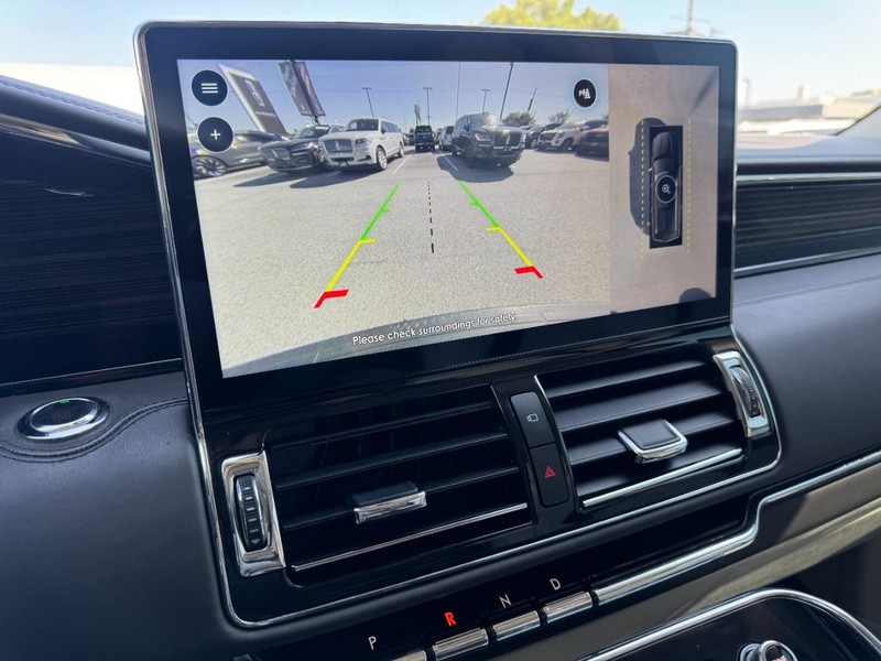 Lincoln Navigator Vehicle Full-screen Gallery Image 24