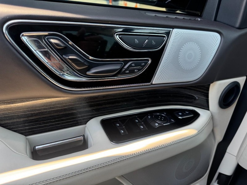 Lincoln Navigator Vehicle Full-screen Gallery Image 25